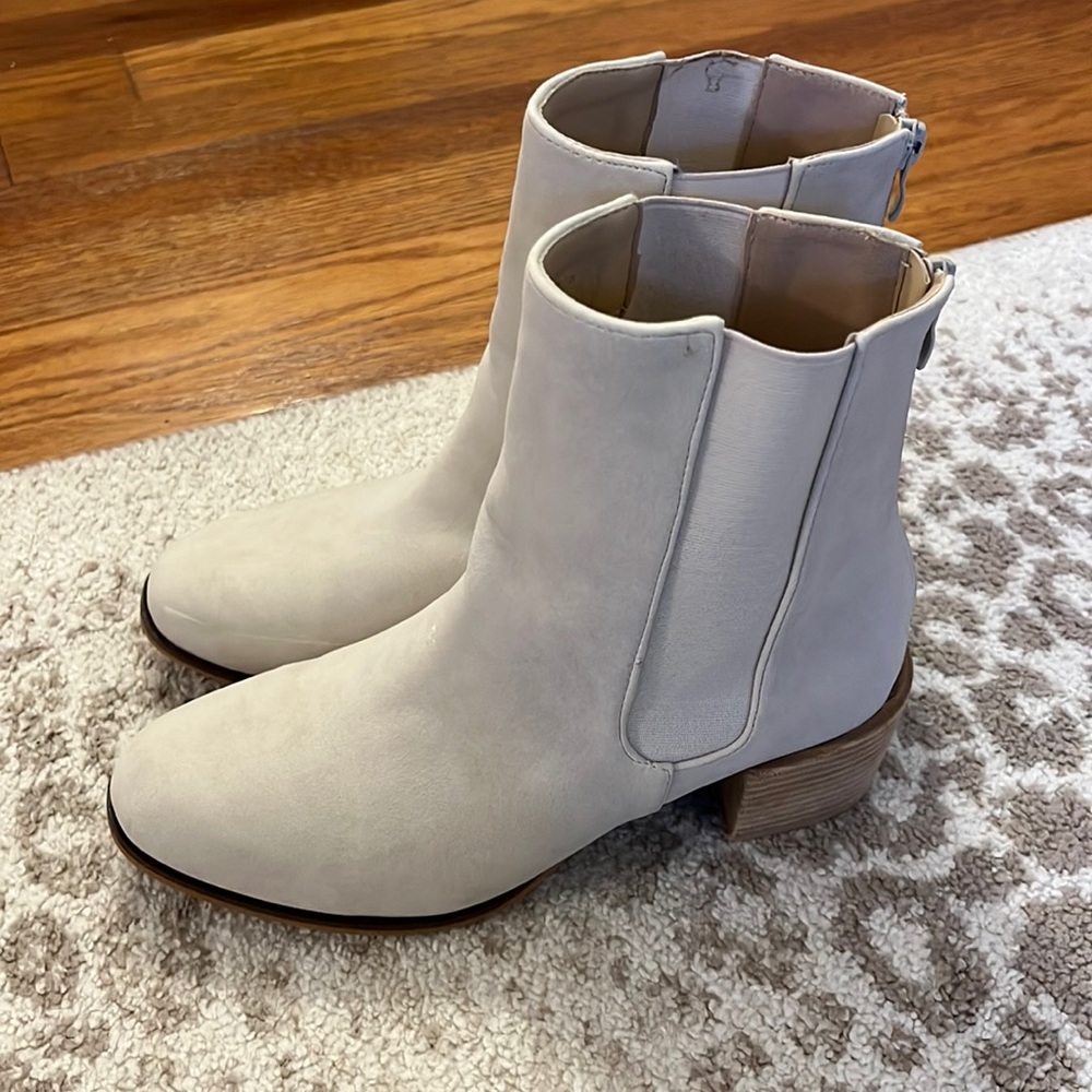 Brand new Women’s Ccocci size 8 suede booties